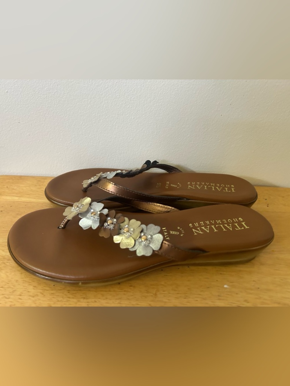 Italian Shoemakers Tan and Metallic Floral Thong Sandals Size 9.5
